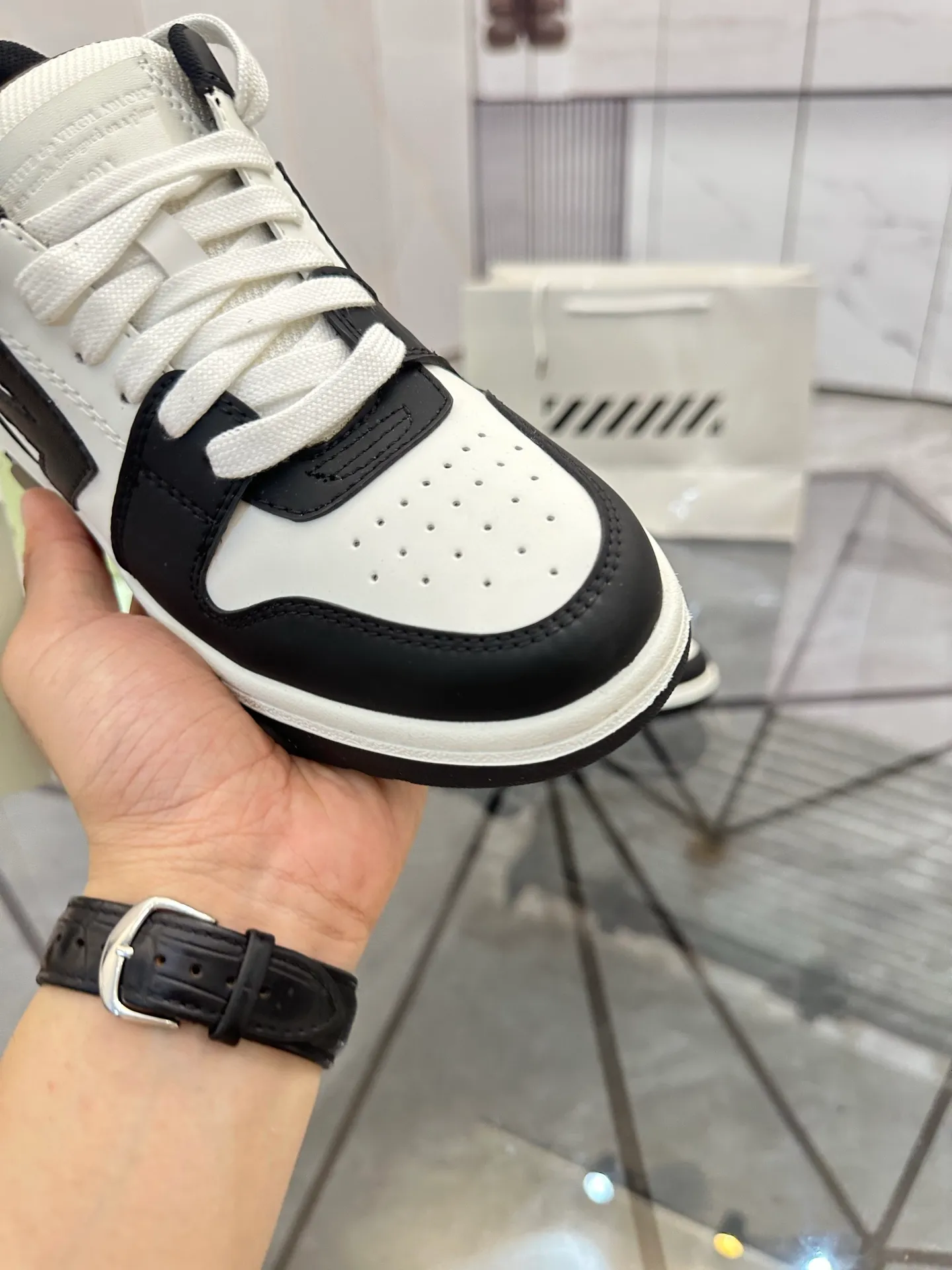 Selling men's shoes 💰: 💰P560¥ High-end top quality (leather buckle plus 10) Product trademark: OFF WHITE * "OFF WHITE*" low-top casual shoes Regular size: 35-45 (can be customized to 46) Couple style Product material: imported first-layer cowhide leather upper, breathable lining, original outsole. No.: H203